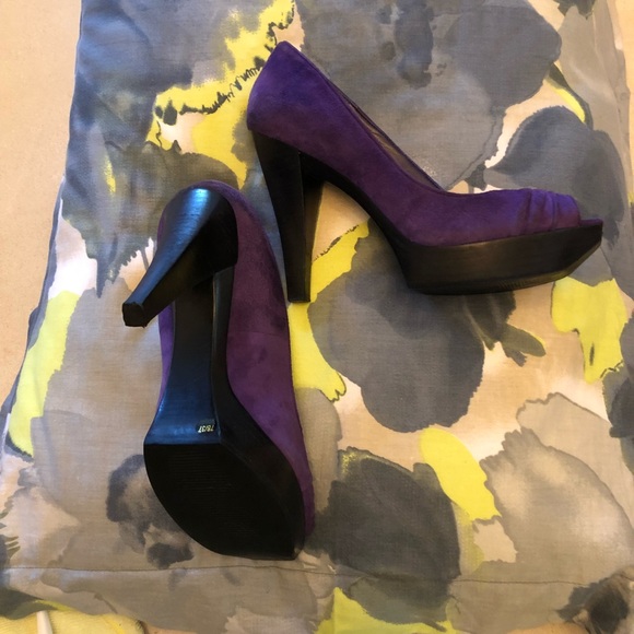 BCBG Suede platform peep toe heels - Picture 2 of 3